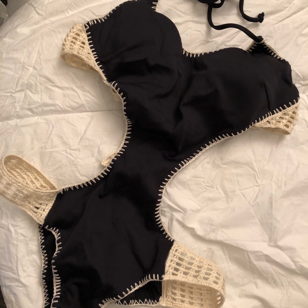 Black and White VS monokini